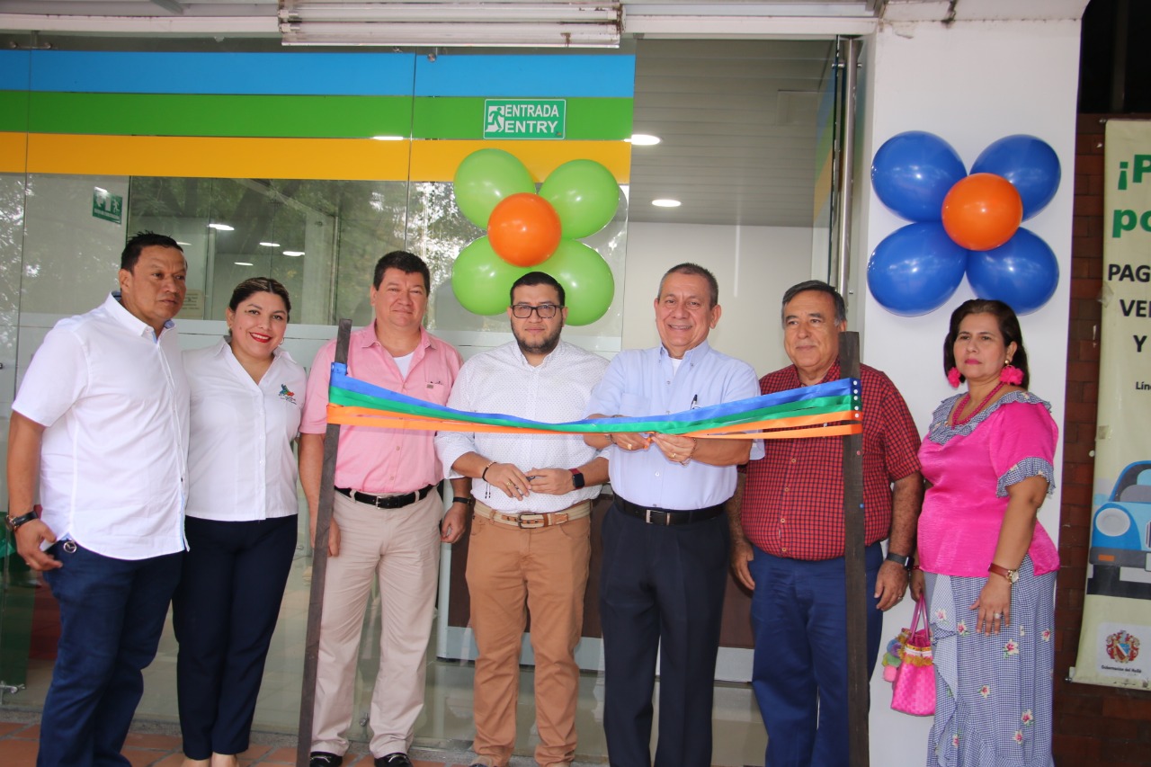 Luis Francisco Díaz, directivo Cootranshuila; Rahda Hermosa Camacho; gerente Terminal de Transporte de Neiva; David Fernando Bonilla, directivo Coomotor; Cesar Julián Salas, director Territorial del Ministerio de Transporte; Armando Cuellar Arteaga, gerente Coomotor; Argemiro Torres Méndez, directivo Coomotor y Sandra Mildred Charry, asesora de Transporte Coomotor.